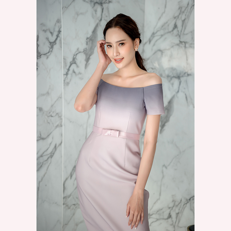 kudapy เดรสสั้นสีแดง สีชมพูนู๊ด และสีน้ำเงินกรมท่า ผ้าไหมอิตาลีไล่สี ทรงเปิดไหล่ แขนสั้น กระโปรงเข้ารูปทรงสอบ มาพร้อมเข็มขัดโบว์