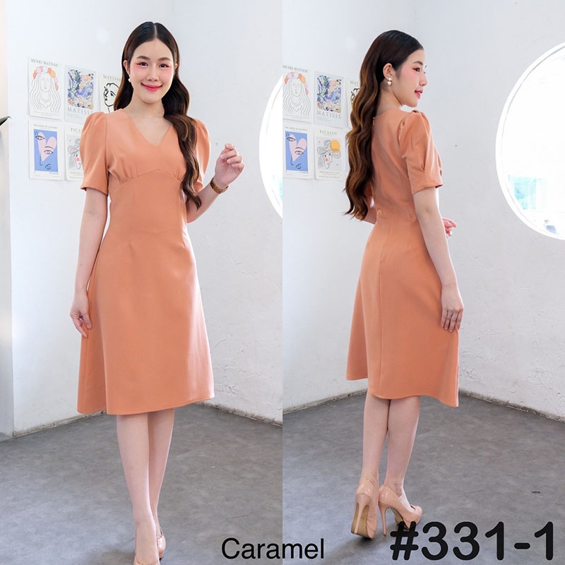 kudapy เดรสสั้นสีชมพู/สีโอโรส/สีดำ/สีคาราเมล คอวี ดีเทลจีบแขนตุ๊กตา เอวตีเกร็ดหน้า ใส่แล้วมีช่วงเอวยาว วัยรุ่น วัยทำงาน เนื้อผ้าเปเป้บาร์บี้คล้ายผ้าเกาหลี พริ้วลื่นเนื้อผ้าเย็น ใส่สบาย