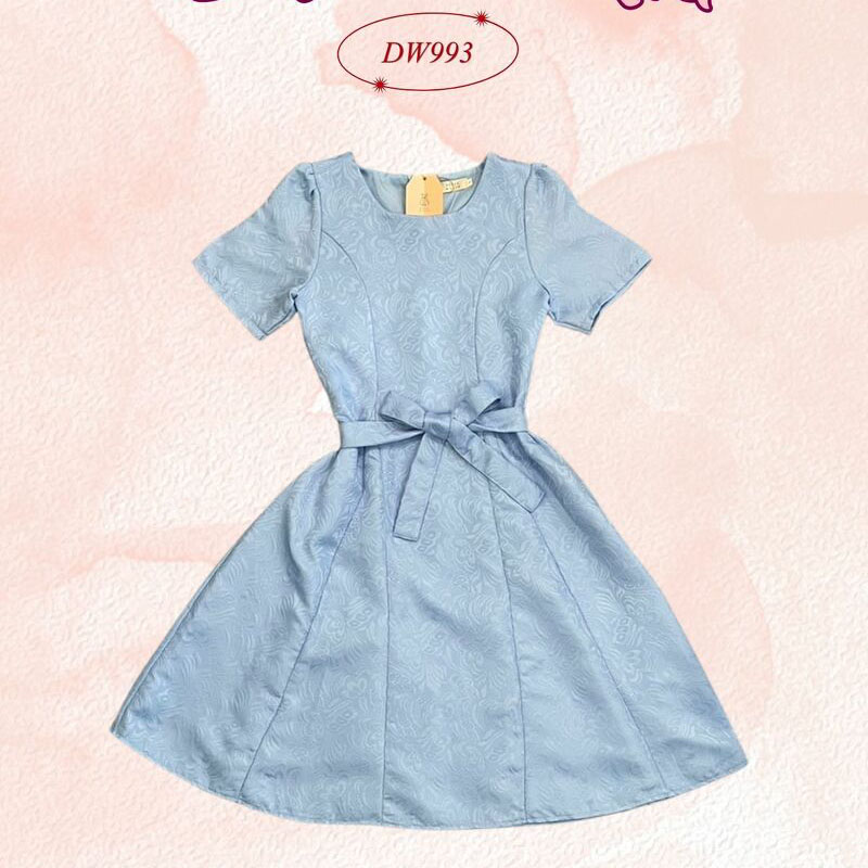 kudapy เดรสสั้นสีขาว/สีชมพู/สีฟ้า ทรงเข้ารูปส่วนบนกระโปรงบานผ้านูน พร้อมสายอัดเอว งานซิปด้านหลัง