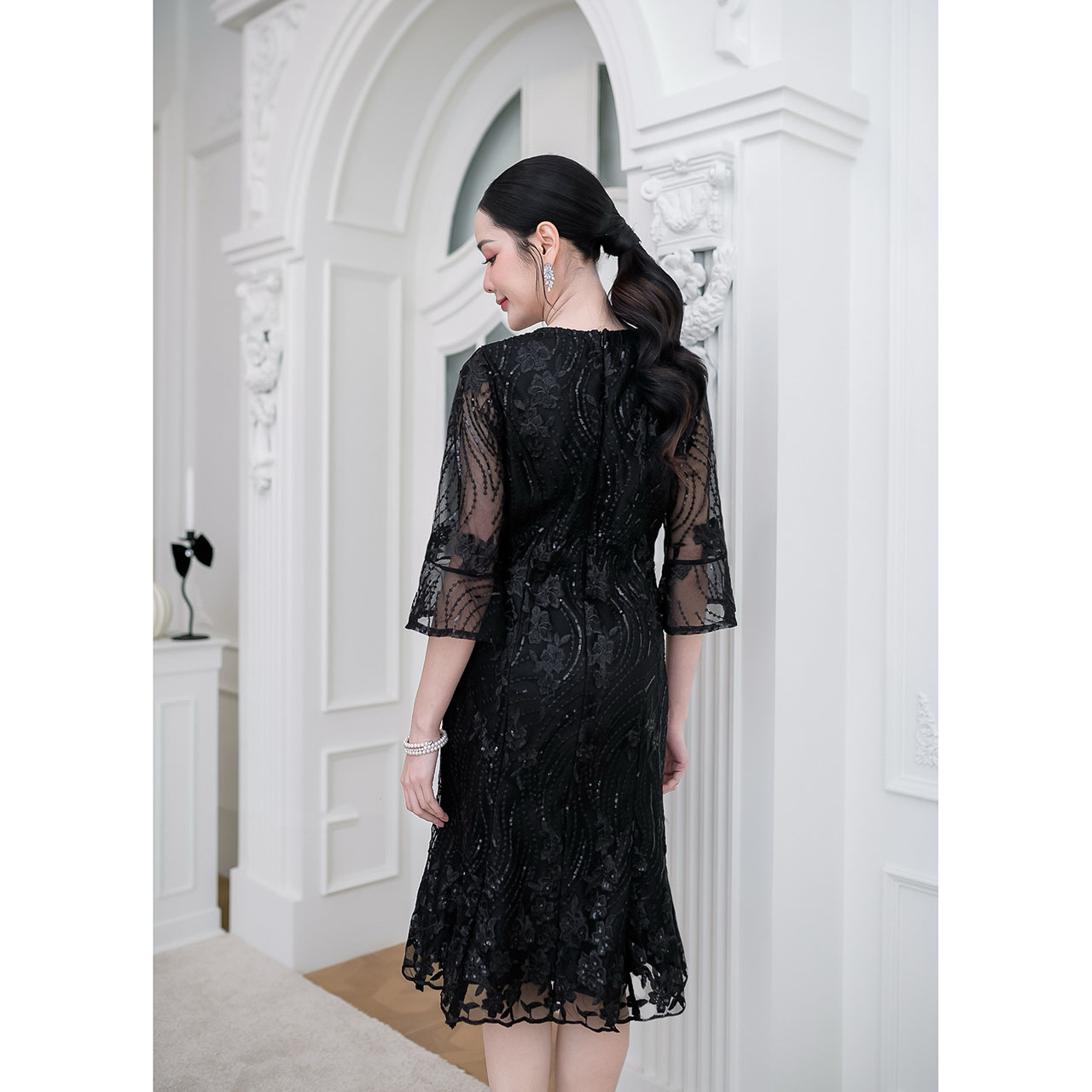 kudapy เดรสสั้นสีเขียว/สีชมพูกะปิ/สีดำ ลูกไม้ทั้งชุด งานปักดอกไม้ประดับเลื่อมโทนสีเดียวกับชุด ลายแถวไม้เลื้อยปักสลับงานสวยดูดี