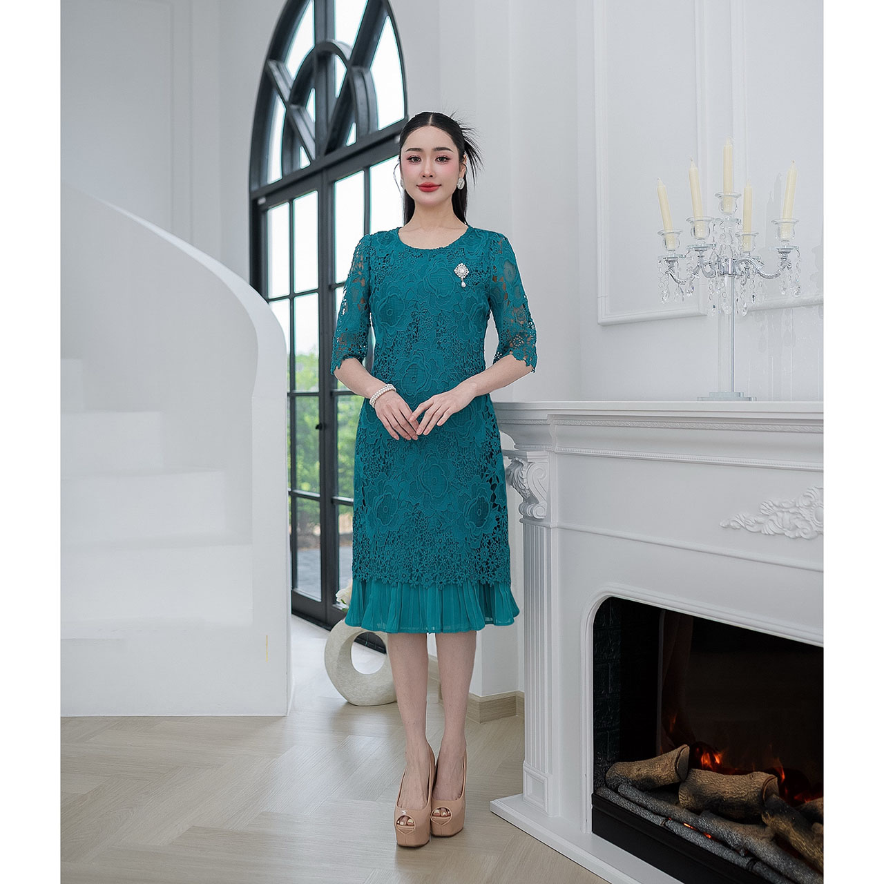 kudapy เดรสสั้นสีชมพูกะปิ/สีเขียว ลูกไม้ทอลายดอกไม้เนื้อนิ่มลายสวย แขนศอก เดรสทรงเรียบหรูใส่ง่าย แต่งชายกระโปรงพลีทด้านใน ผ้าทอลายเส้นเรียงสวยเกรดดี