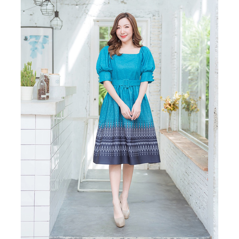 kudapy เดรสสั้นผ้าไทยคอเหลี่ยมสีชมพู/สีฟ้า แขนตุ๊กตายกพอง มีเข็มขัดรัดเอว ผ้าพิมพ์ลายไทยสวยตามแบบ