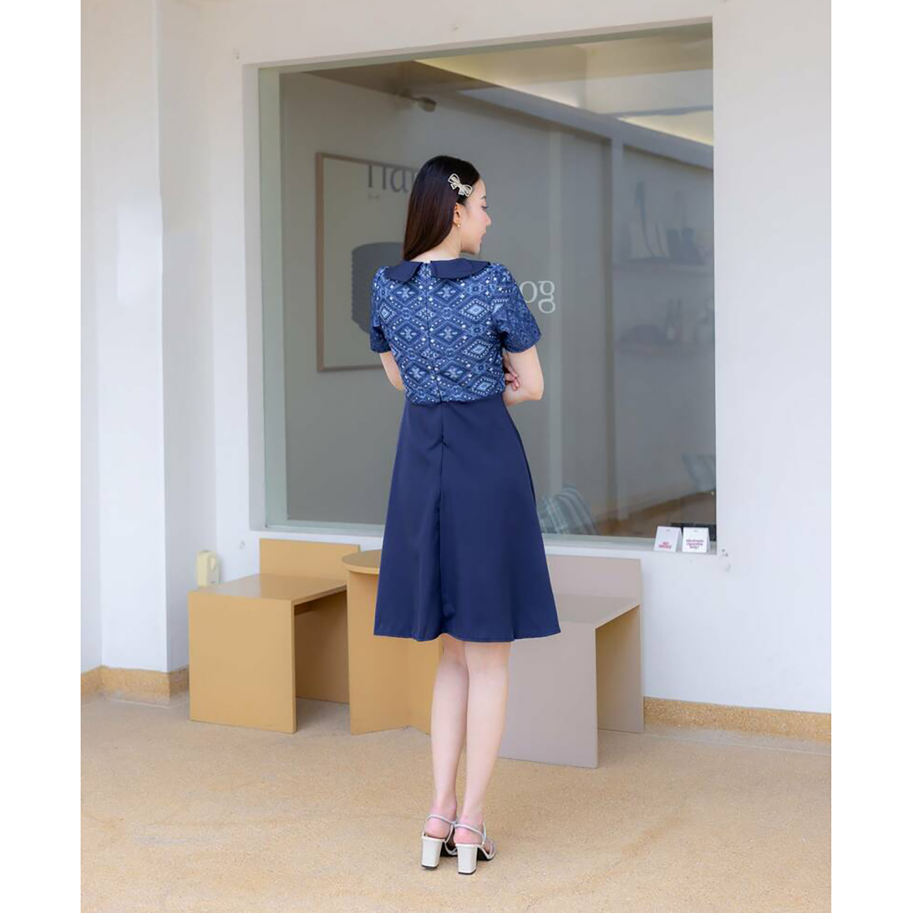 kudapy เดรสสั้นสีกรม/สีม่วง แต่งเสื้อลายไทยคอบัวผูกโบว์