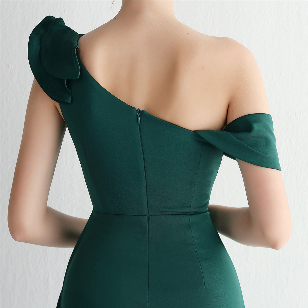 kudapy ชุดราตรียาวสีเขียว ปาดไหล่แต่งระบาย กระโปรงผ่าหน้าทรงหางปลา สำหรับใส่เป็นชุดราตรีออกงานกลางคืน