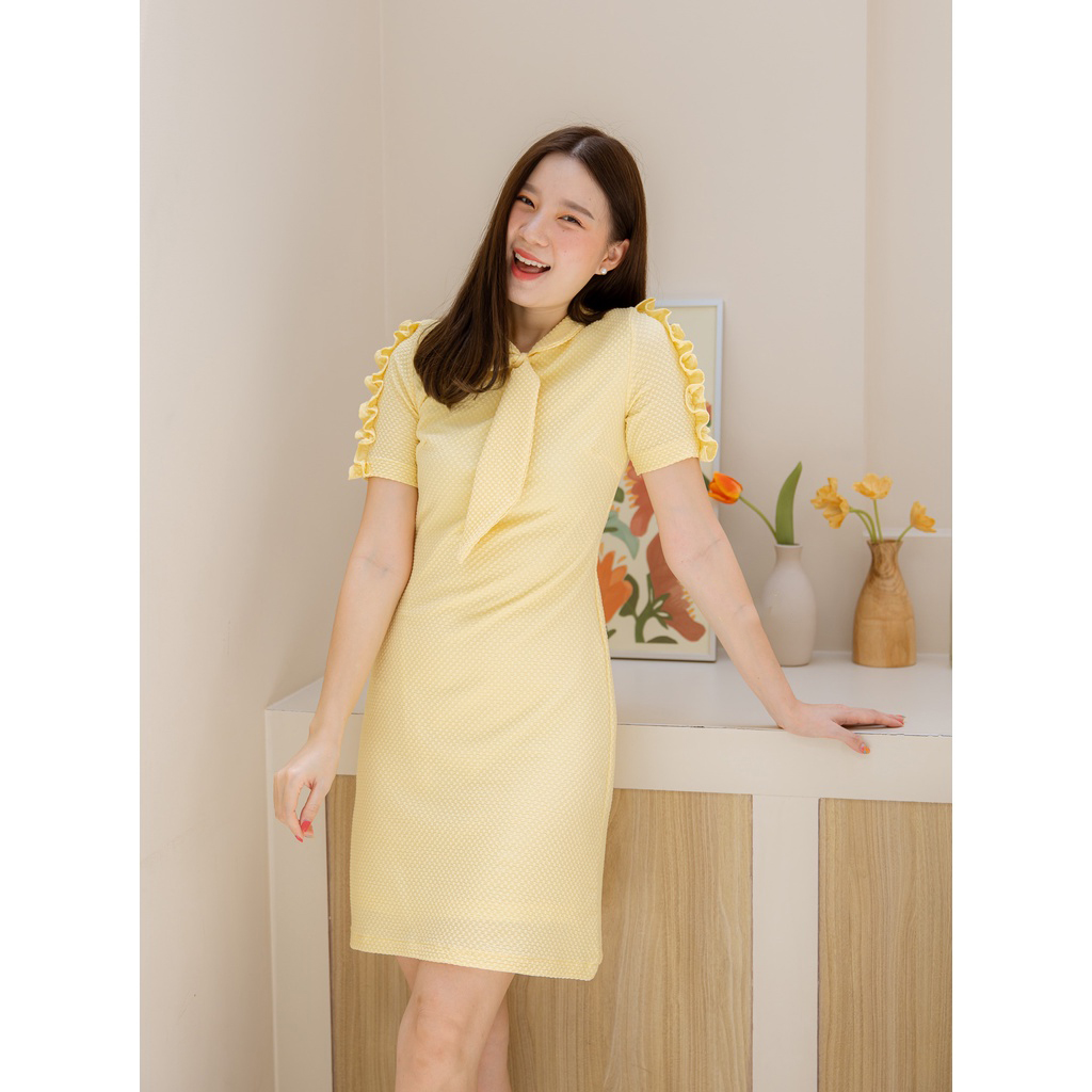 kudapy เดรสสั้นคอกลมสีฟ้า สีเหลือง ผ้าป๊อบคอร์น คอบัว เล่นดีเทลเย็บสอดทรงเนคไท ช่วงแขนแต่งระบายจับจีบ กระโปรงทรงเอ ซิปหลัง