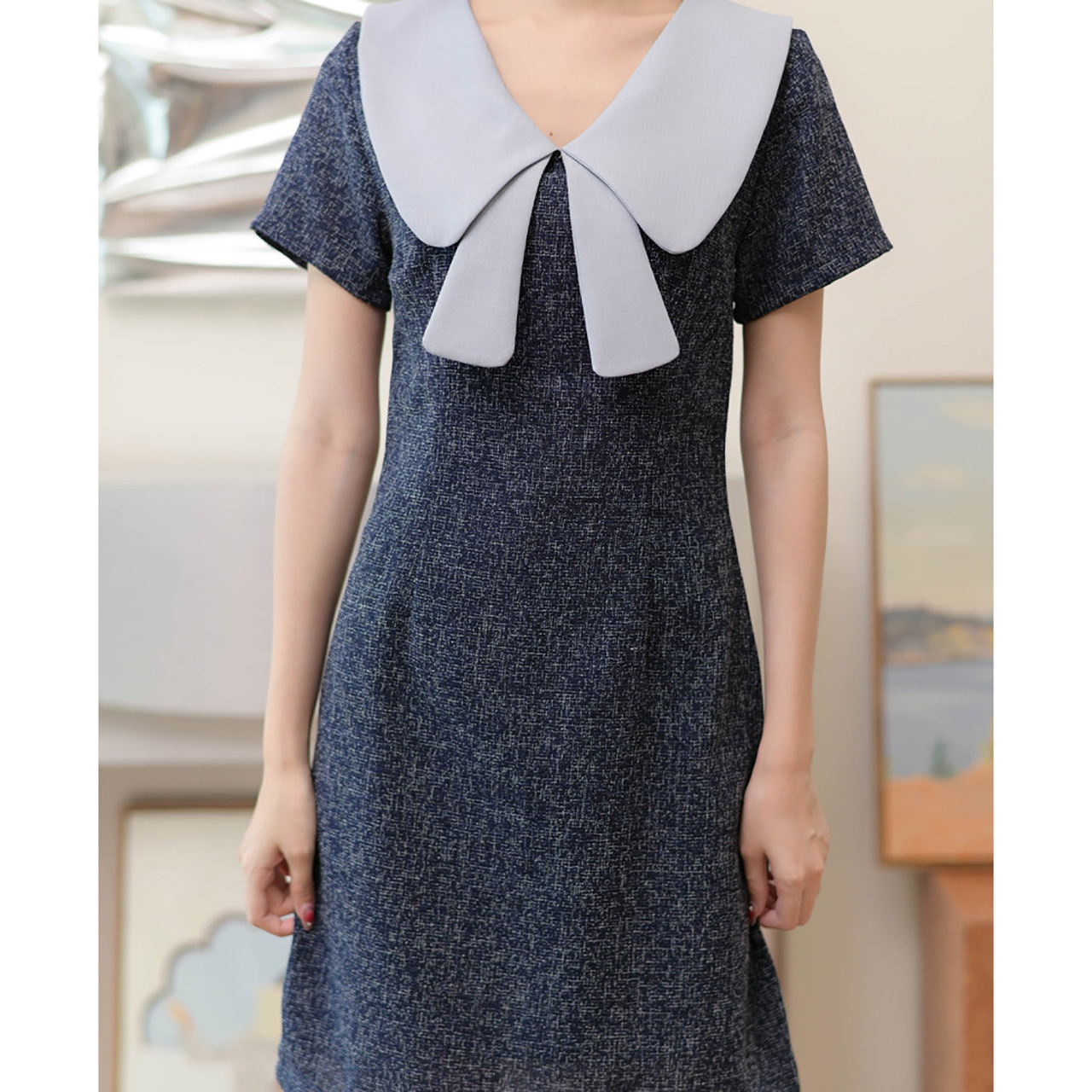 kudapy เดรสทรงเอแขนสั้น เนื้อผ้าทวีดมีกิมมิคลายทอ ตัดต่อเล่นสีคอปก แต่งชายโบว์ที่คอเพิ่มความน่ารัก