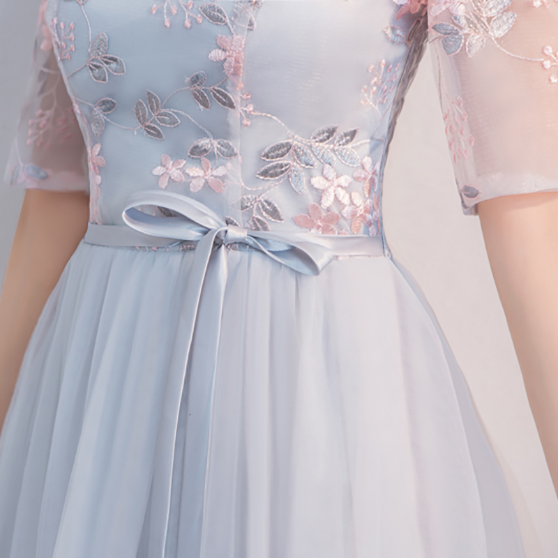 kudapy เดรสราตรีออกงานสีเทา ตัวเสื้อปักลายดอกไม้สีชมพูอ่อน