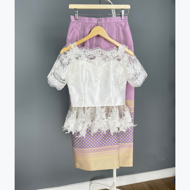 kudapy ชุดคุณแต้วใส่ ชุดไทยประยุกต์ เสื้อลูกไม้สีขาว+ผ้าถุงทอลายสีขาว สีแดง สีม่วง สีชมพู คอปาด แขนสามส่วน ทรงหรูมาก มีซิปซ่อนหลัง แมทช์กับผ้าถุงสำเร็จรูป