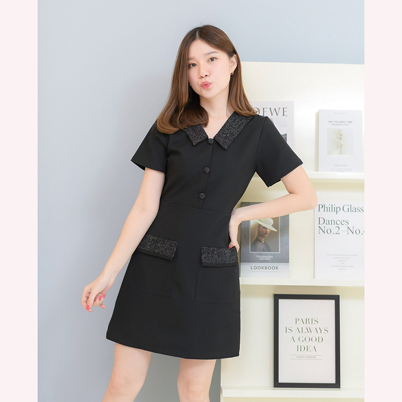 kudapy เดรสสั้นสีเทาฟ้า/สีครีมเข้ม/สีดำ/สีชมพูอ่อน คอปกแขนสั้น แต่งปกและฝากระเป๋าด้วยผ้าชาแนลโทนสีแมทช์กับชุด