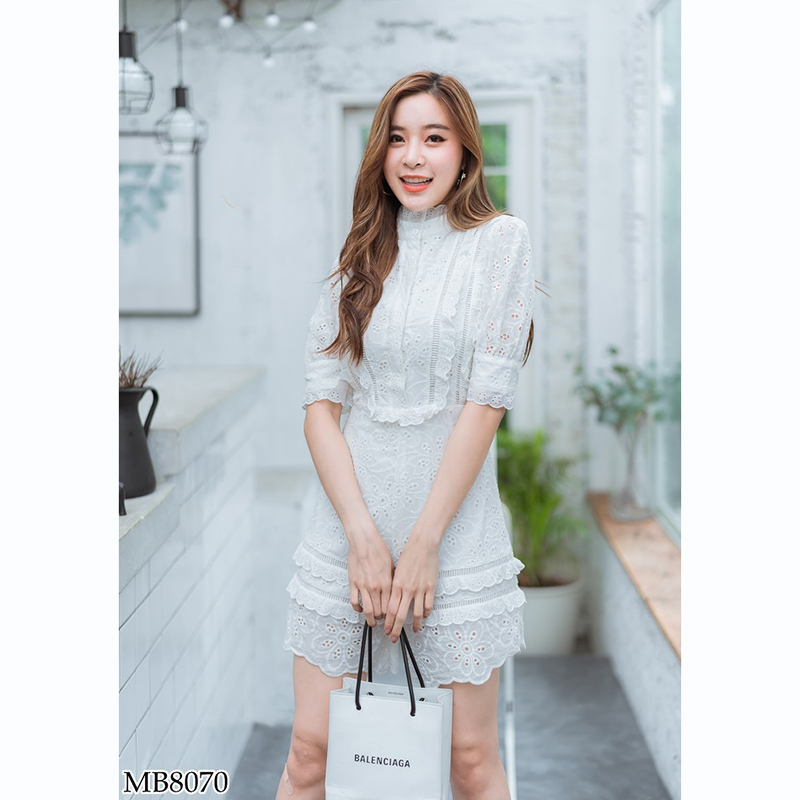 kudapy จั้มสูทขาสสั้นสีกรมท่า คอปืน แต่งกระดุมหน้า ลายลูกไม้