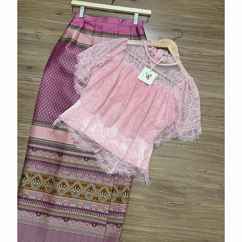 kudapy เซ็ทเสื้อลูกไม้แต่งระบายรอบตัวหน้าหลัง +ผ้าถุงสำเร็จรูป เกรดพรีเมี่ยมอัดกาว ซิปหลัง