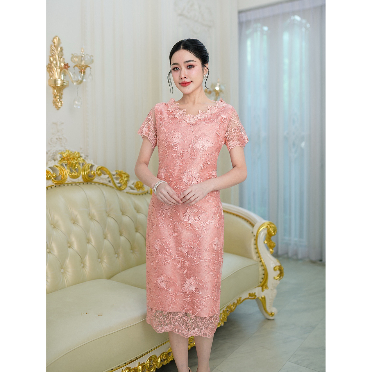 kudapy เดรสผ้าลูกไม้เนื้อผ้าเงาแต่งเลื่อมงานสวยพรีเมี่ยม ดีไซน์คอวี รอบคอแต่งดอกไม้เป็นดอกไม้ลูกไม้ถักลายสวย