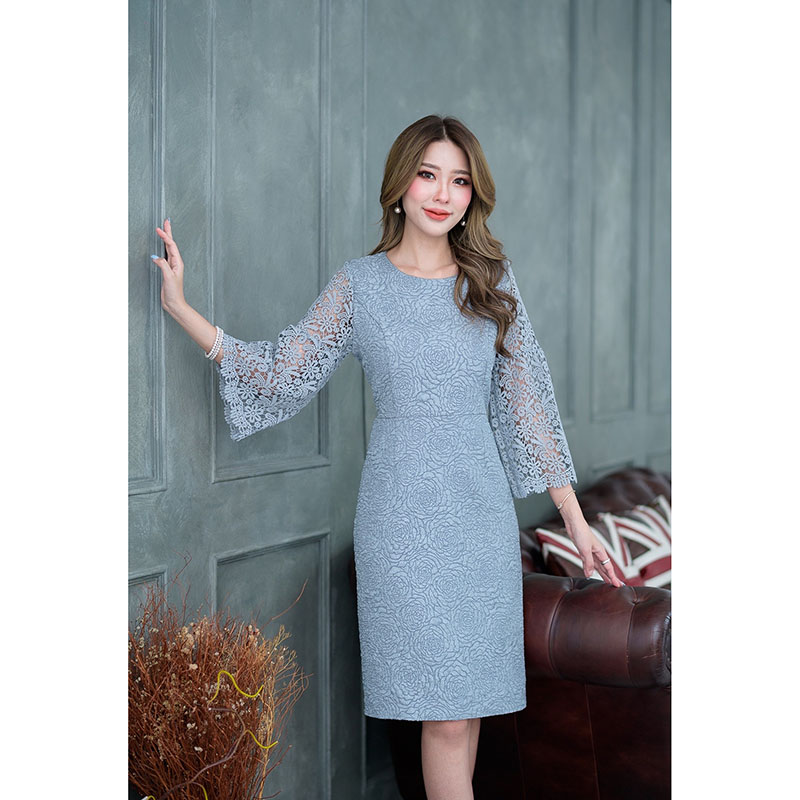 kudapy เดรสสั้นสีชมพูกลีบบัว/สีฟ้าอมเทา/สีดำผ้า jacquard เนื้อนิ่มลายกุหลาบสามมิติ ช่วงแขนต่อด้วยผ้าลูกไม้เป็นแขนทรงต่อระบายสองเลเยอร์