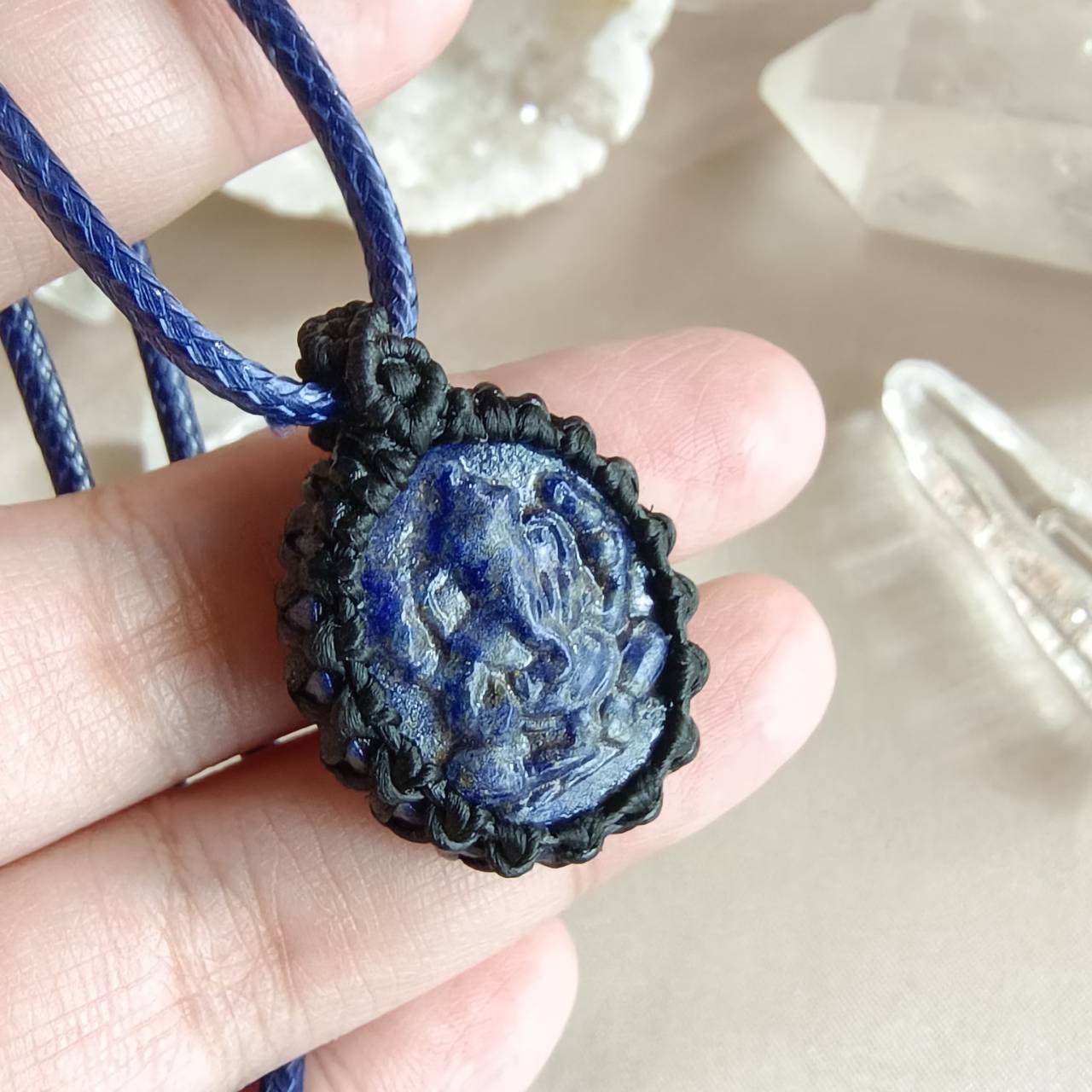 สร้อยคอจี้เชือกถักล้อมหินลาพิสลาซูลีแกะสลักองค์พระพิฆเนศ Lapis Lazuli