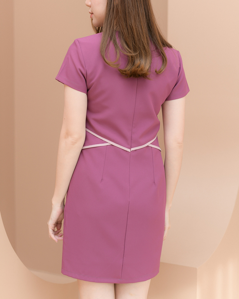 เดรสสั้นคอวี แขนสั้นสีกรมท่า,สีแดงเลือดหมู, สีดำ, สีน้ำตาล ,สีม่วง แต่งลายที่เอว เดรสทำงานทรงสวย งานดีมาก ซิบหลัง ซับใน