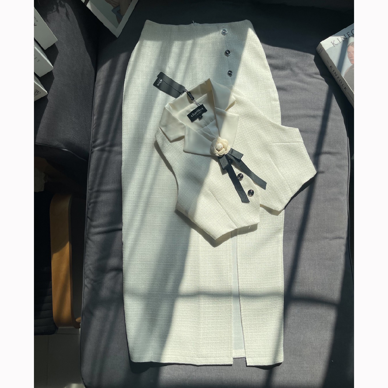 kudapy เซ็ทเสื้อแขนกุดเข้ารูปแต่งกระดุมจริงด้านหน้า 3 เม็ด กระโปรงยาวใช่ผ้าเดียวกับเสื้อ ผ่าด้านหน้า แต่งกระดุมหลอกด้านหน้า ซิปหลัง มีซับในอย่างดี