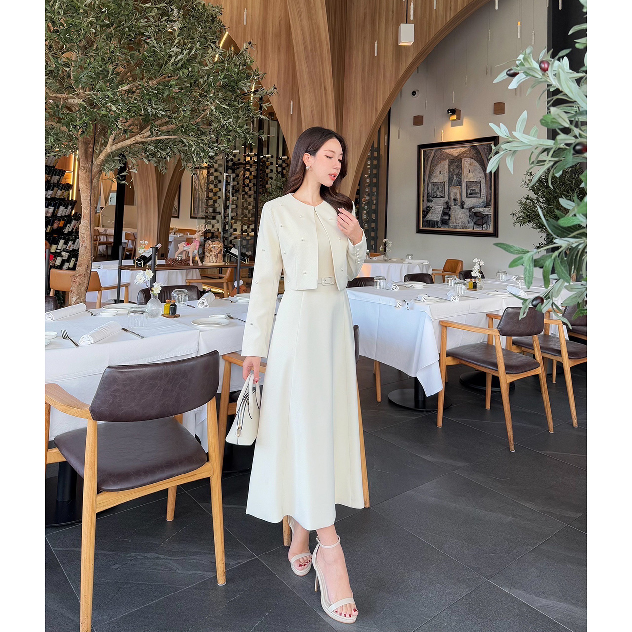 kudapy เซ็ท 3 ชิ้น เดรสออกมาให้เข้ารูปเอวสูง มีฟองน้ำในตัว ซิปด้านหลัง เสื้อครอปสวยหรูด้วยการตกแต่งไข่มุก มีตะขอติดเสื้อให้ ครอปมีรองบ่าบางๆ