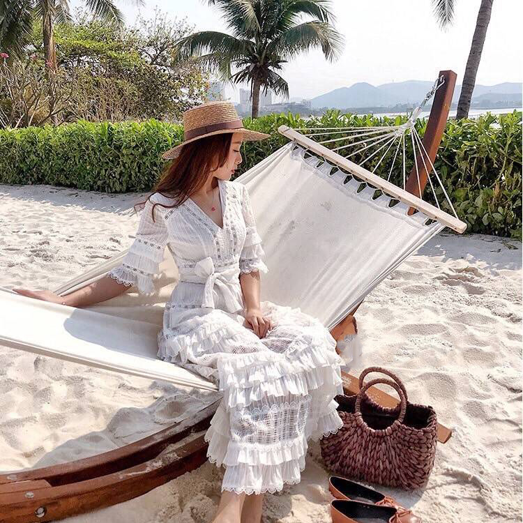 kudapy เดรสยาวผ้าลูกไม้สีขาวคอวี แต่งระบายหลายชั้น เอวแต่งโบว์ใหญ่ติดเอวสวยตามแบบเลยค่ะ