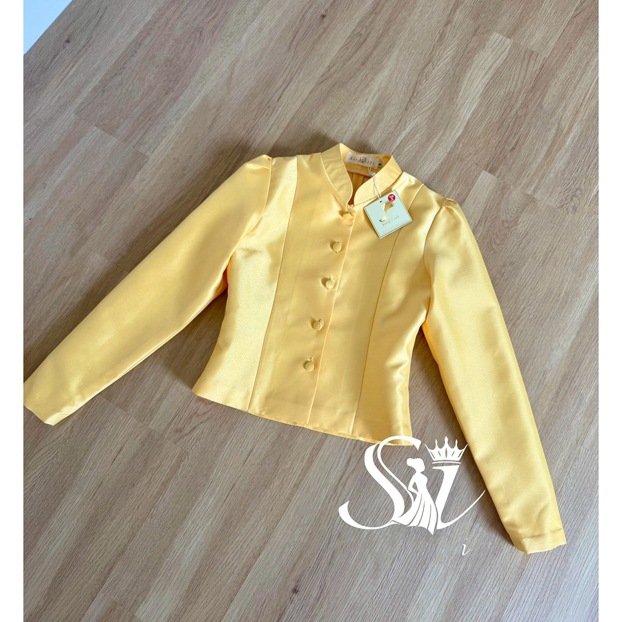 kudapy ชุดไทยจิตรลดาสีเหลืองละมุน ดีเทลแขนยาว คอจีน กระดุมหน้า งานผ้าไหมอิตลลี่ ผ้าถุงสำเร็จรูป อัดกาว ซิปหลัง