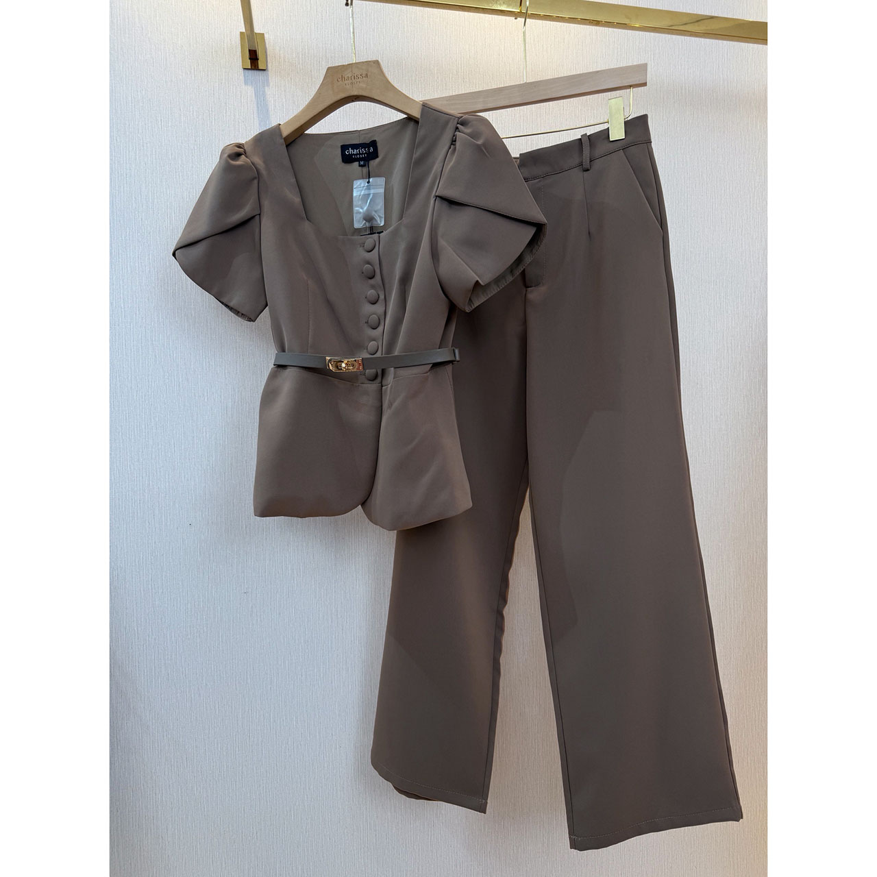 kudapy เซ็ตโทนช็อกโกแลต/ครีมทรงสวย” ลุคเวิร์คกิ้งวูแมนที่พร้อมเปล่งประกายในทุกโอกาส คอเหลี่ยม เสริมดีเทลกระดุมหน้า