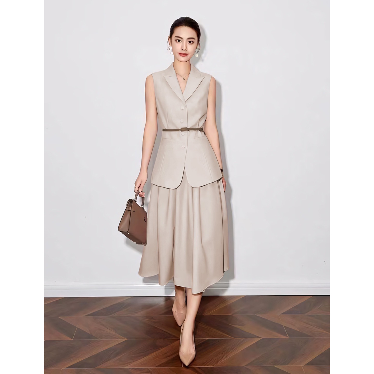 kudapy เซ็ทเสื้อแขนกุดมาพร้อมกับกระโปรงทรงยาว เสื้อเก็บทรงสวย แต่งปกสูทกระดุมปั้มติดได้จริง