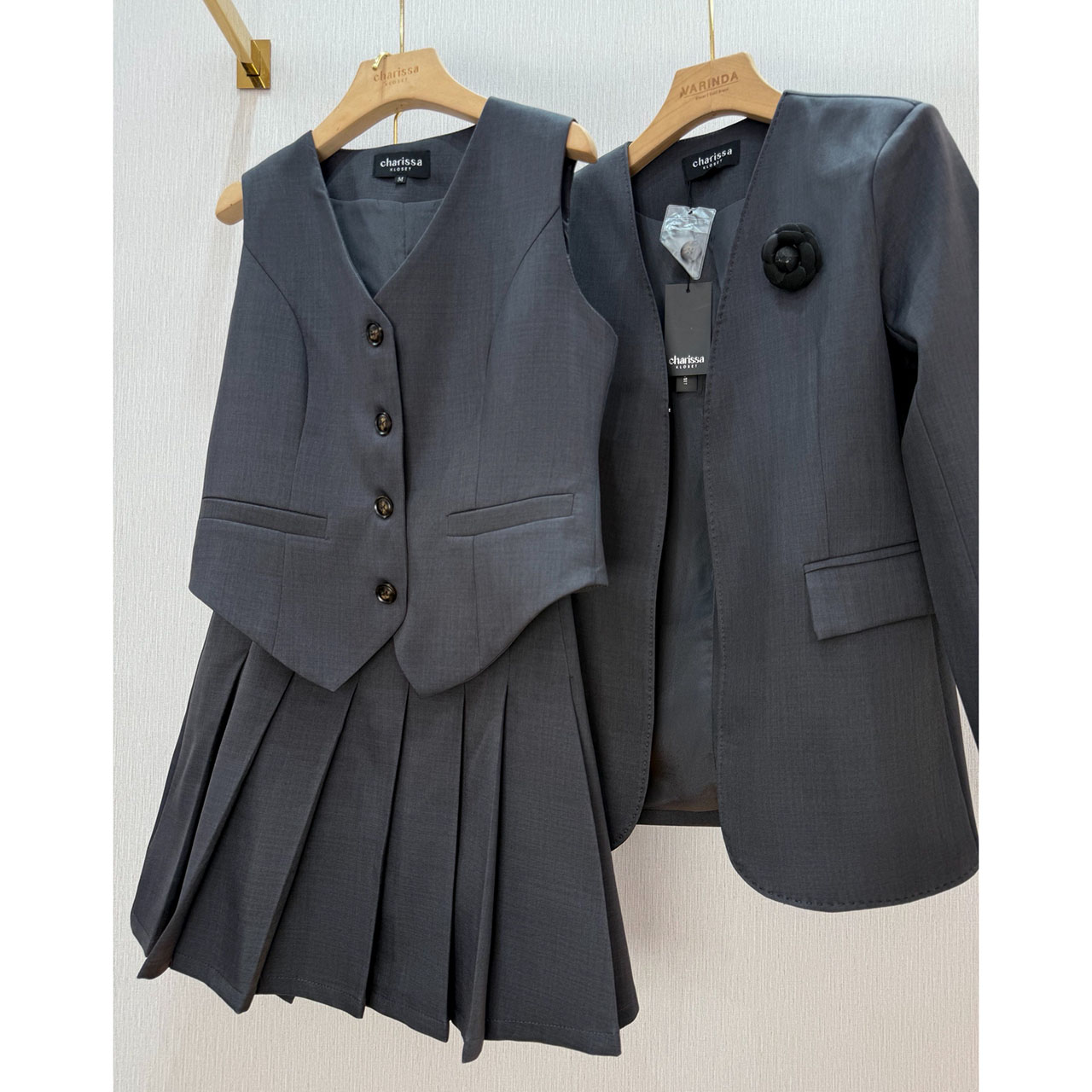 kudapy เซ็ท 4 ชิ้น เสื้อสูท+เสื้อ vestด้านใน +กระโปรง(กางเกงเป็นซับใน)+เข็มกลัดดอกไม้ ใช้ผ้าเดียวกันทั้งเซ็ท ตัวเสื้อสูทมีซับในอย่างดี