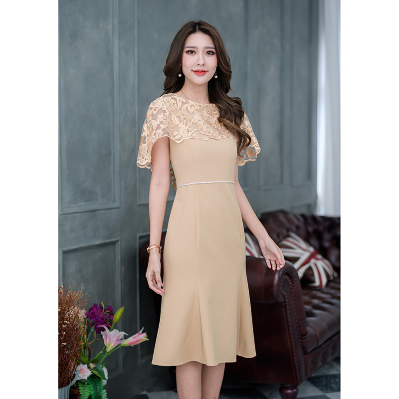 kudapy เดรสออกงานสไตล์หรูหรา ดีไซน์ตัวเดรสด้วยผ้าพื้นเนื้อดีตัดเย็บทรงหางปลา ช่วงบนคลุมไหล่ด้วยผ้าลูกไม้ปักเงา เป็นปีกคางคาว