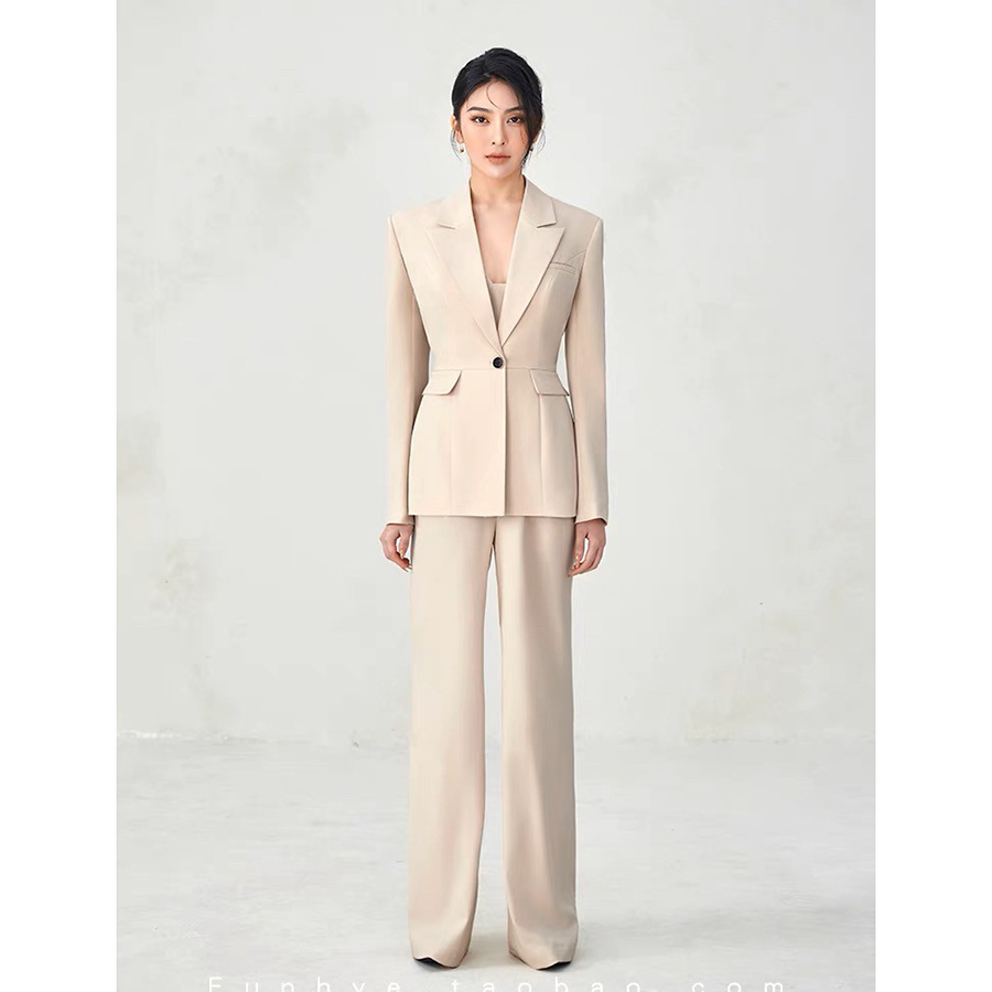 kudapy Set suit ชุดสูทสีครีมรุ่นนี้เป็นอีกรุ่นที่แนะนำมากก ตัวเสื้อออกแบบมาให้ดูยาว ผอมสูง ดีไซน์เย็บต่อชายเสื้อ แต่งกระเป๋าหลอก