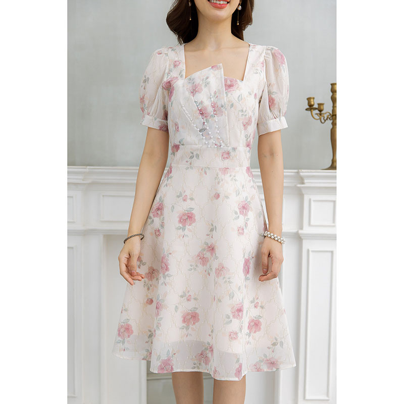 kudapy เดรสสั้นสีครีม/สีม่วงอมชมพู ชีฟองพิมพ์ลายอัดกาวผ้าตาข่ายปักดิ้นทอง