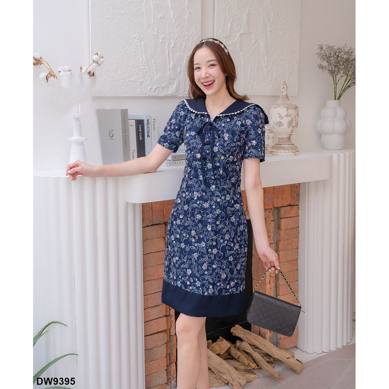 kudapy เดรสสั้นสีชมพู/สีแดง/สีกรม ผ้าปักลายดอกไม้ คอบัว ดีเทลมาพร้อมเชือกผูกโบว์ แต่งกระดุม แบบน่ารัก