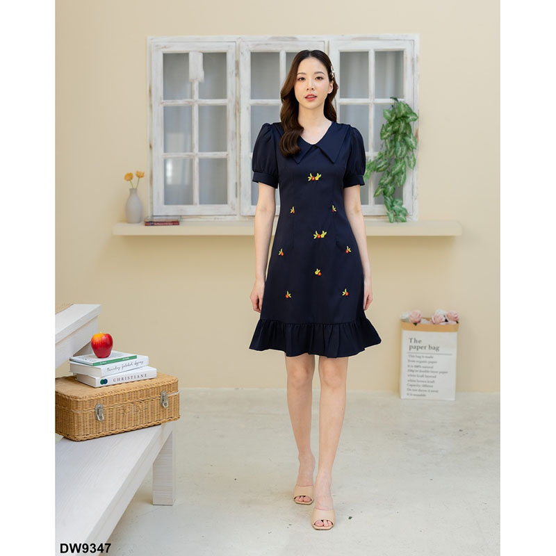 kudapy เดรสสั้นสีชมพู/สีน้ำเงิน/สีเขียว งานคอปก ปักลายดอกไม้ ปลายกระโปรงอัดพลีท