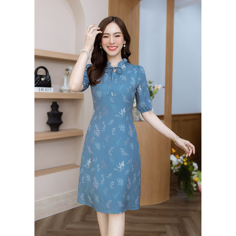 kudapy เดรสสั้นโทนม่วง/โทนครามอมเขียว พิมพ์ลายดอก มีดีเทลคอจีบผูกโบว์ สั่งพิมพ์ลายขึ้นใหม่ สวยไม่ซ้ำ โทนสีสวย ลายดอกเส้นผสมหลายสี