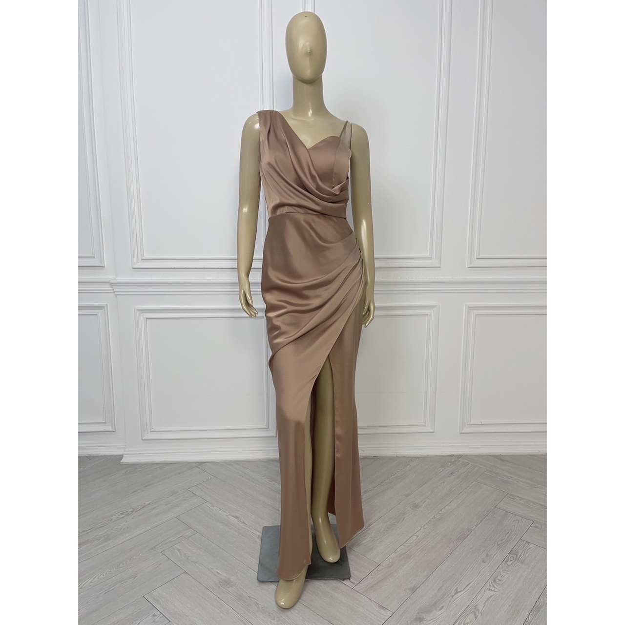 kudapy เดรสยาวสีโอวัลติน ไหล่เบี่ยงสายเดี่ยว งานสวยผ้าเครปซาตินมีซับในเสริมฟองน้ำ