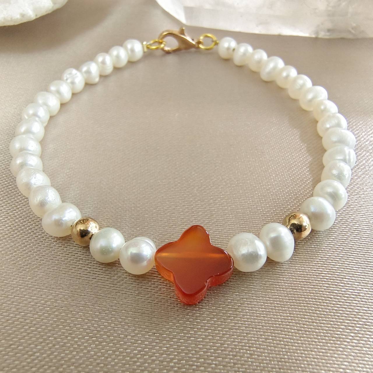 สร้อยข้อมือไข่มุกกับคาเนเลี่ยน Pearl+Carnelian