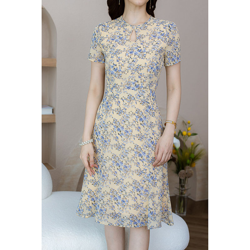 kudapy เดรสสั้นสีชมพู/สีเหลือง ชีฟองลายดอก ผ้าลายดอกสวยละมุน มีดีเทลเจาะคอหยดน้ำ กระโปรงเป็นระบายหางปลาพริ้วๆ