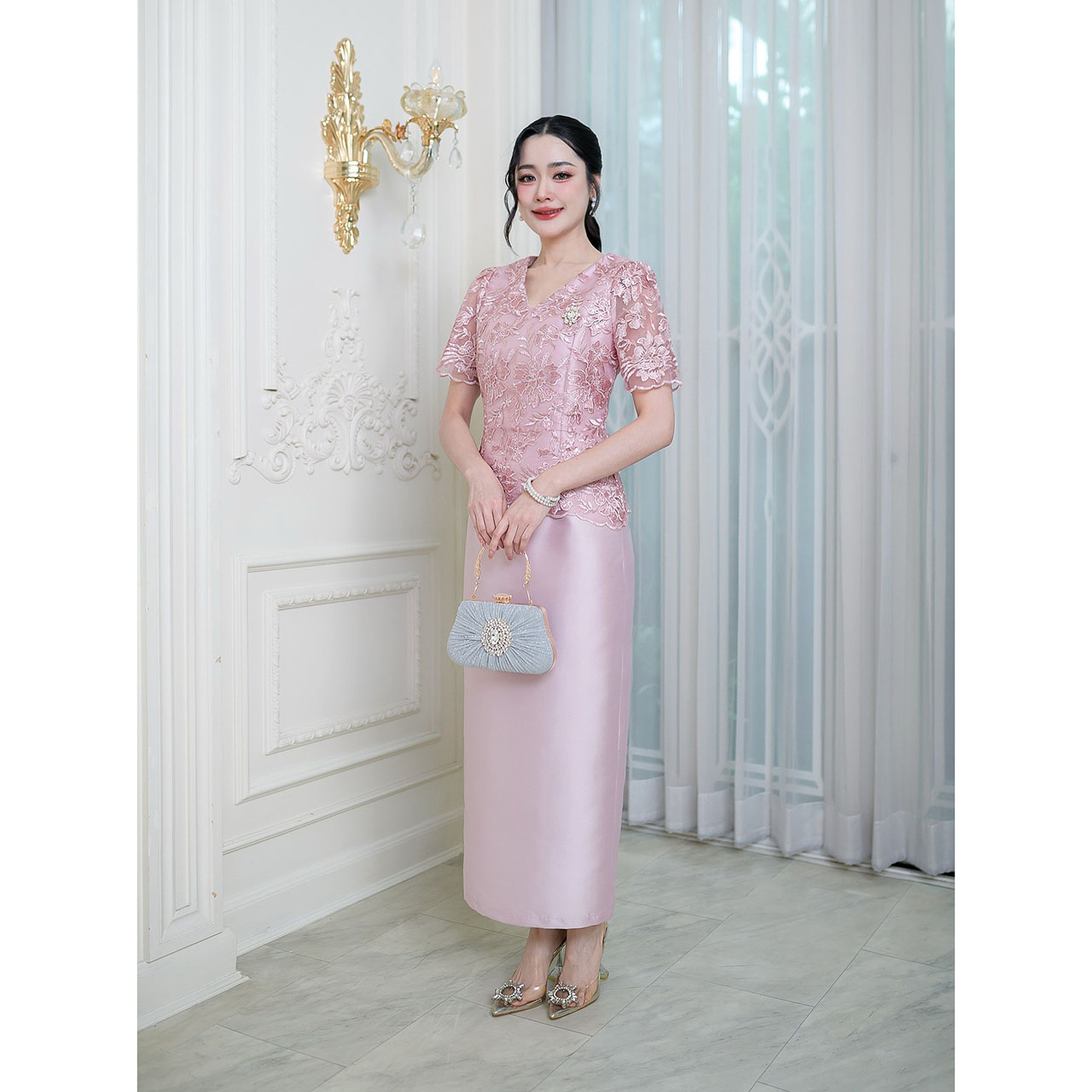 kudapy เดรสผ้าไหม ลูกไม้ปักแต่งเลื่อมทั้งชุดคอวี แต่งซิปหลัง มีซับใน กระโปรงผ่าหลัง