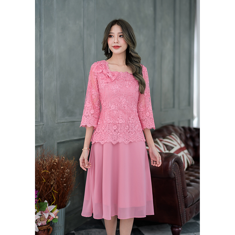 kudapy เดรสสั้นสีเขียวมิ้น/สีชมพู ลูกไม้ปัก ชุดนี้งานสวยหรูหราและหวาน เสื้อทรงแขนกระบอกห้าส่วน คอเหลี่ยมกว้างกำลังสวย กระโปรงเป็นผ้าชีฟอง ใส่ง่ายพริ้วสวยและสบาย