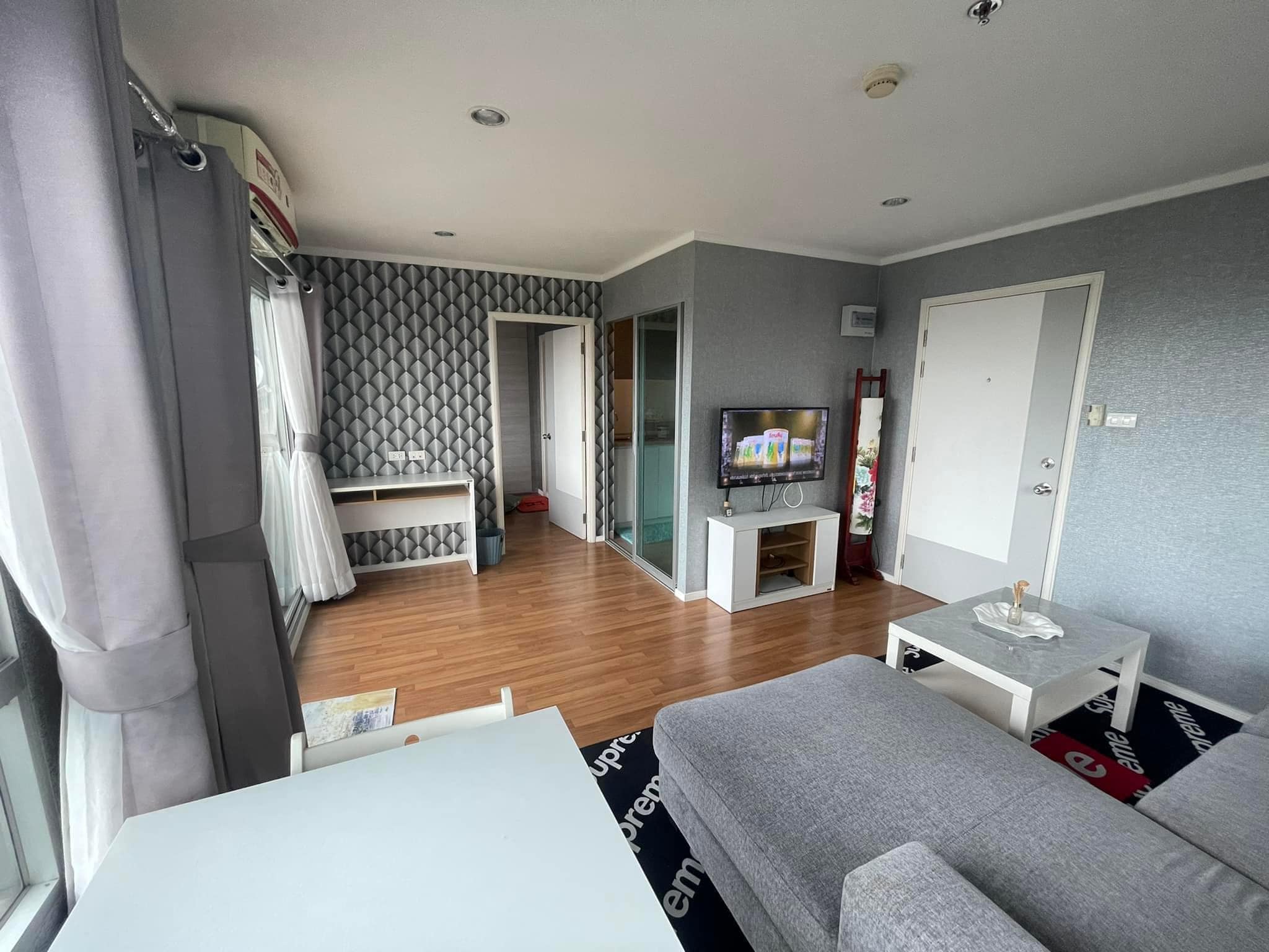 ปล่อยเช่าคอนโด ลุมพินี พาร์ค พระราม9-รัชดา (Lumpini Park Rama 9-Ratchada) - ห้องใหญ่ห้องมุมชั้นสูงเฟอร์เครื่องใช้ไฟฟ้าครบครั้น - การเดินทาง: MRT พระราม9