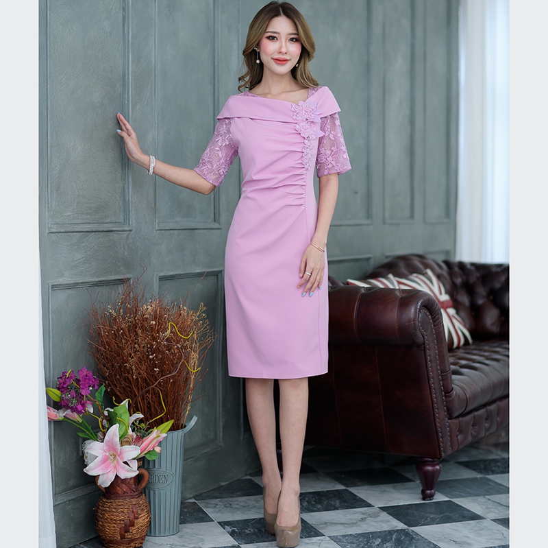 kudapy เดรสสั้นทรงปาดไหล่สีชมพูม่วง/สีดำ แขนสั้นแต่งดีเทลเยอะมากๆ งานฝีมือล้วนๆ ตัวเดรสเป็นผ้าพื้นเนื้อนมผ้านสวมใส่สบายค่ะ ช่วงแขนเป็นผ้าลูกไม้