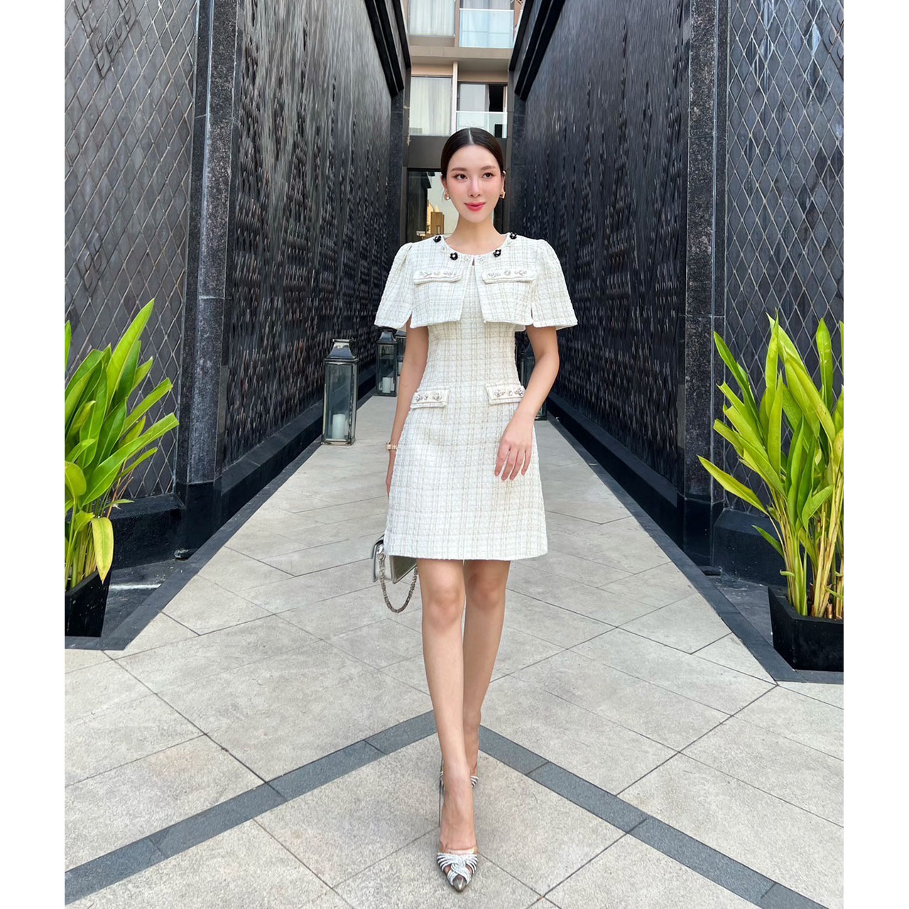 kudapy ชุดเซ็ทเดรสเนื้อผ้าทวิต เนื้อผ้านุ่ม ใส่สบาย มีซับในทั้งชุด เดรสมีฟองน้ำในตัว มาพร้อมเสื้อคลุม ตกแต่งอะไหล่เพชร และปักอะไหล่ดอกไม้