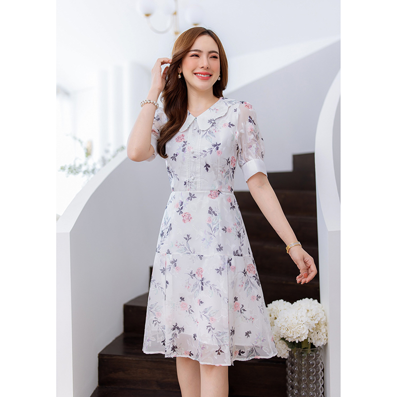 kudapy เดรสสั้นสีขาว/สีชมพู คอปกเคริฟเย็บเปหยักสวย ผ้าทอมีเทคเจอร์ พิมพ์ลายดอก สวยลงตัว มีดีเทลแต่งลูกไม้และกระดุมช่วงอก