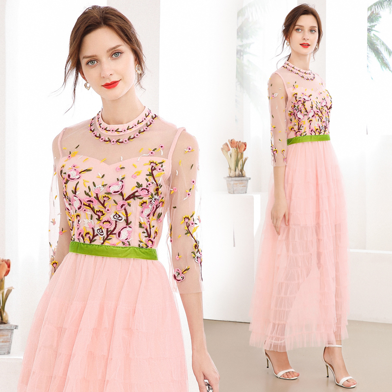 kudapy เดรสยาวสีชมพู ออกงาน ตัวเสื้อเป็นผ้าโปร่งปักลายดอกไม้สีชมพู งานปักสวยมากๆ