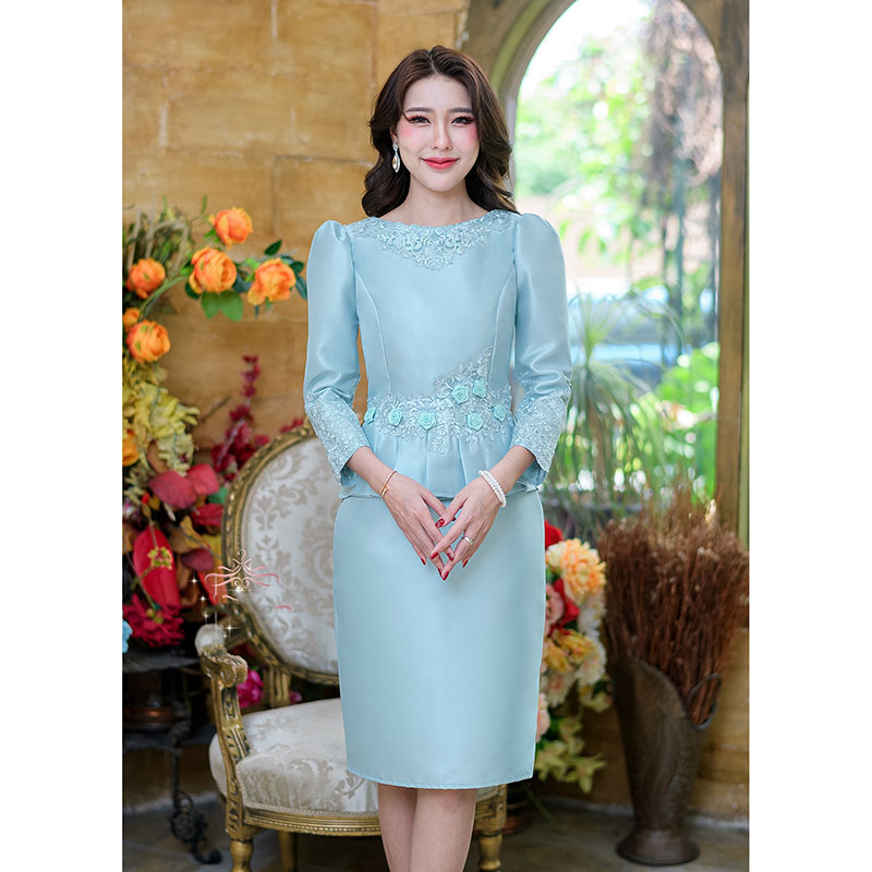 kudapy เดรสสั้นสีชมพูอ่อน/สีฟ้าอมเขียว ผ้าไหมแขนยาว แต่งดีเทลสวยหรูหรา ช่วงปลายแขนและช่วงคอเย็บแต่งลุกไม้ ช่วงเอวแต่งด้วยลูกไม้และดอกกุหลาบ สวยหวาน