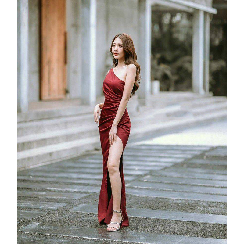 kudapy เดรสยาวสีแดง/สีกรม/สีชาไทย ไหล่เดียว แต่งเพชรสายคู่คาดหลัง ชุดราตรีออกงาน