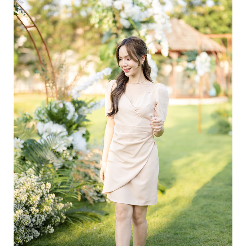 kudapy เดรสสั้นสีชมพู/สีครีม/สีกรม คัตติ้ง ตัวเดรสเป็นทรงอกป้ายคอวี ดีเทลเริ่ดๆ จับเดรปช่วงลำตัวสวยมาก กระโปรงเฉียงป้ายด้านหน้า