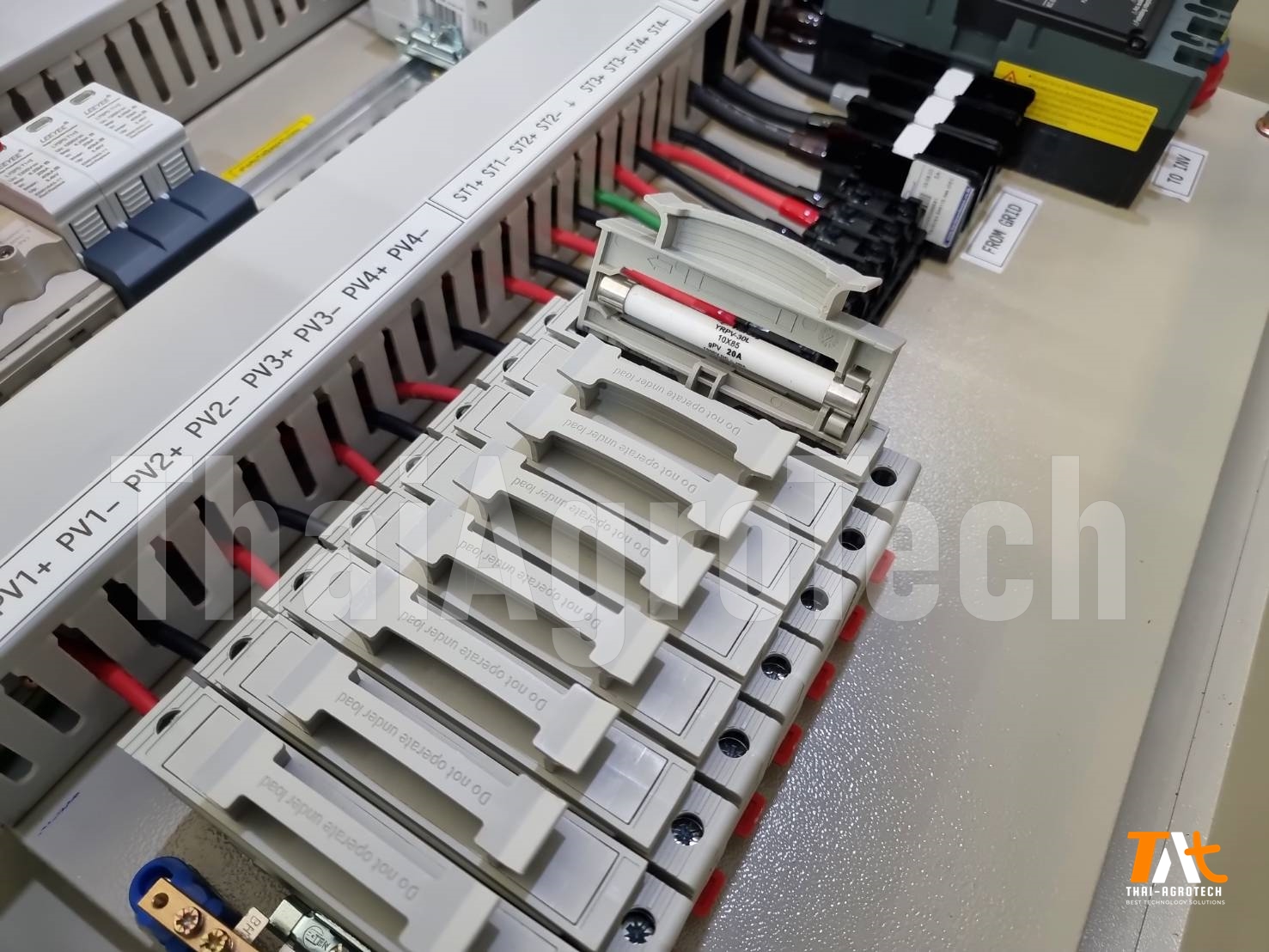 ตู้คอมบายเนอร์ AC/DC Combiner Box 40kW-80kW DC 4 string HV (3Phase) ดีซีแรงดันสูง (DC HV) 4 สตริง เอซี (AC) 3 เฟส สำหรับระบบโซล่าเซลล์