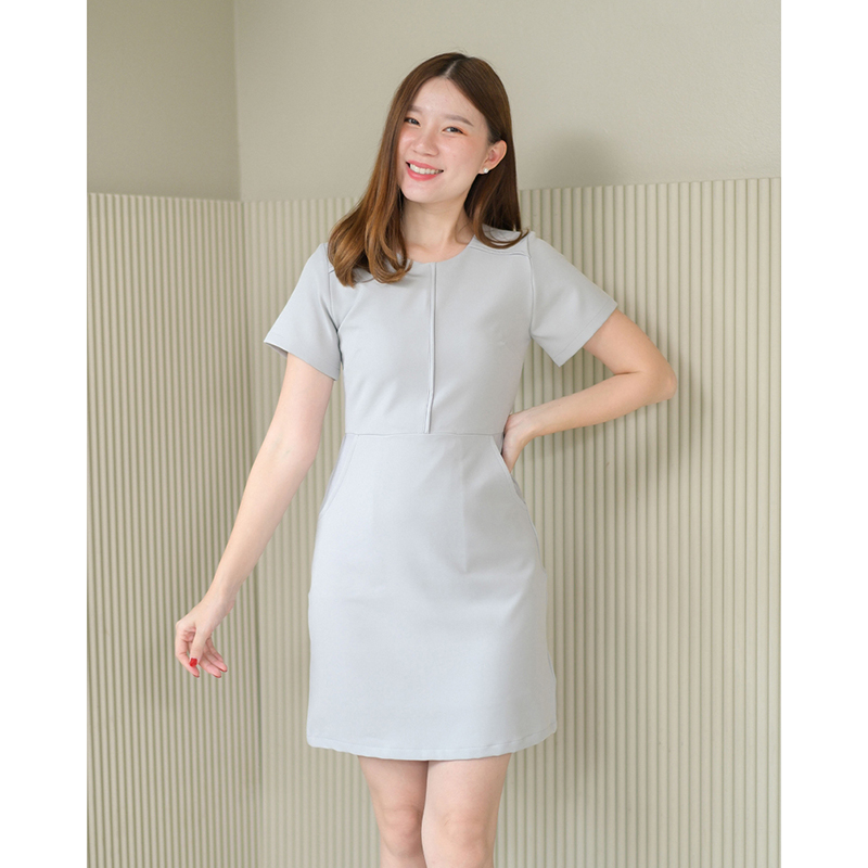 kudapy เดรสสั้นสีฟ้าอ่อน/สีแดงเข้ม/สีมัสตาร์ด ตัดต่อเล่นคัทติ้งกลางลำตัวและช่วงไหล่ มีกระเป๋าด้านข้าง งานซับในทั้งตัว