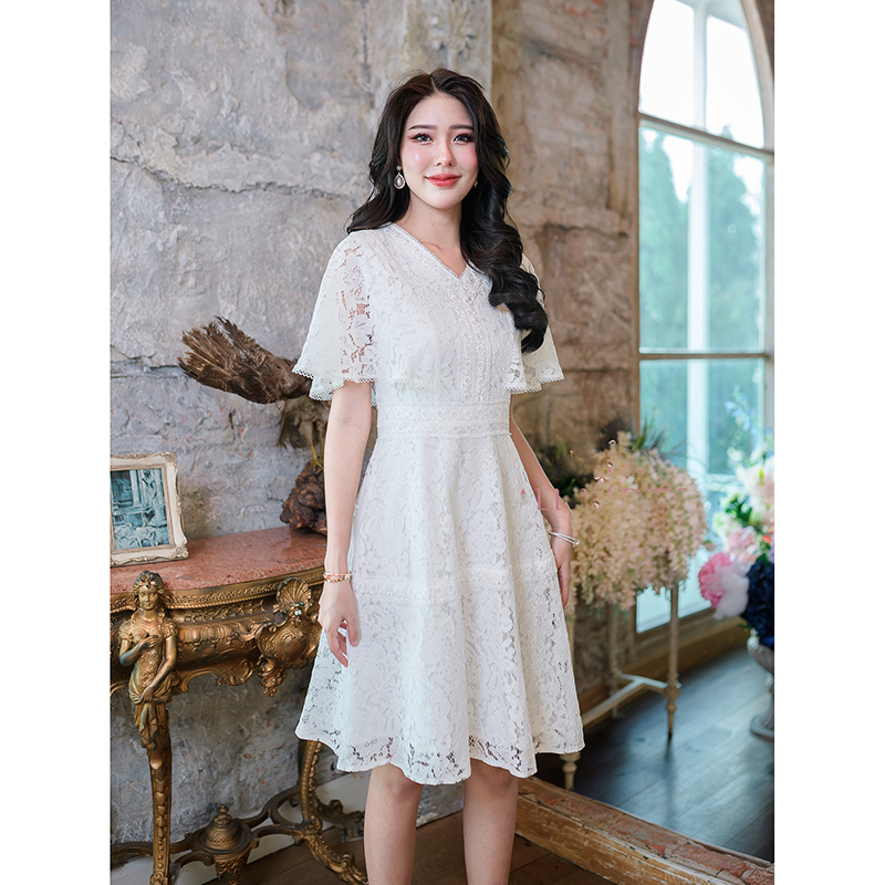 kudapy เดรสสั้นสีขาว/สีดำ ลูกไม้กระโปรงทรงเอบาน ตัวนี้ดีไซน์ช่วงแขนน่ารัก เป็นปีกผีเสื้อคลุมแขนสวยงาม พรางต้นแขนได้ดี