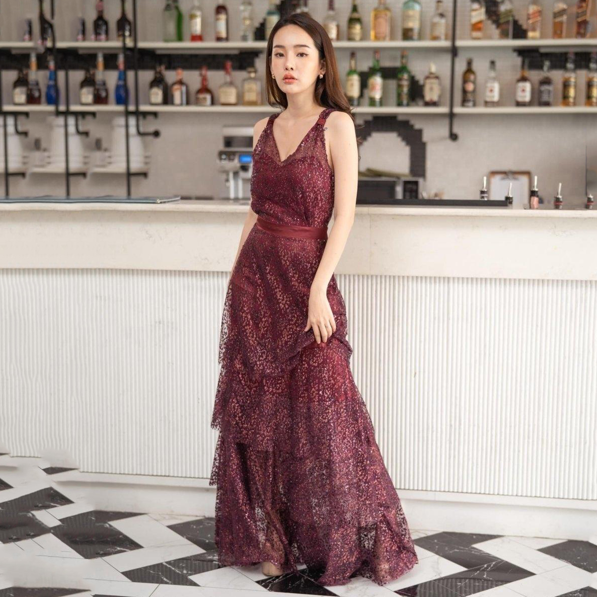 kudapy maxi เดรสยาวสายเดี่ยวสีแดง/กรมท่า แต่งเลเยอร์ชายกระโปรง ผ้าติดกริสเตอร์วิบวับมาก ทรงระบาย มีซับในอย่างดี ใส่สวยมากค่ะรุ่นนี้