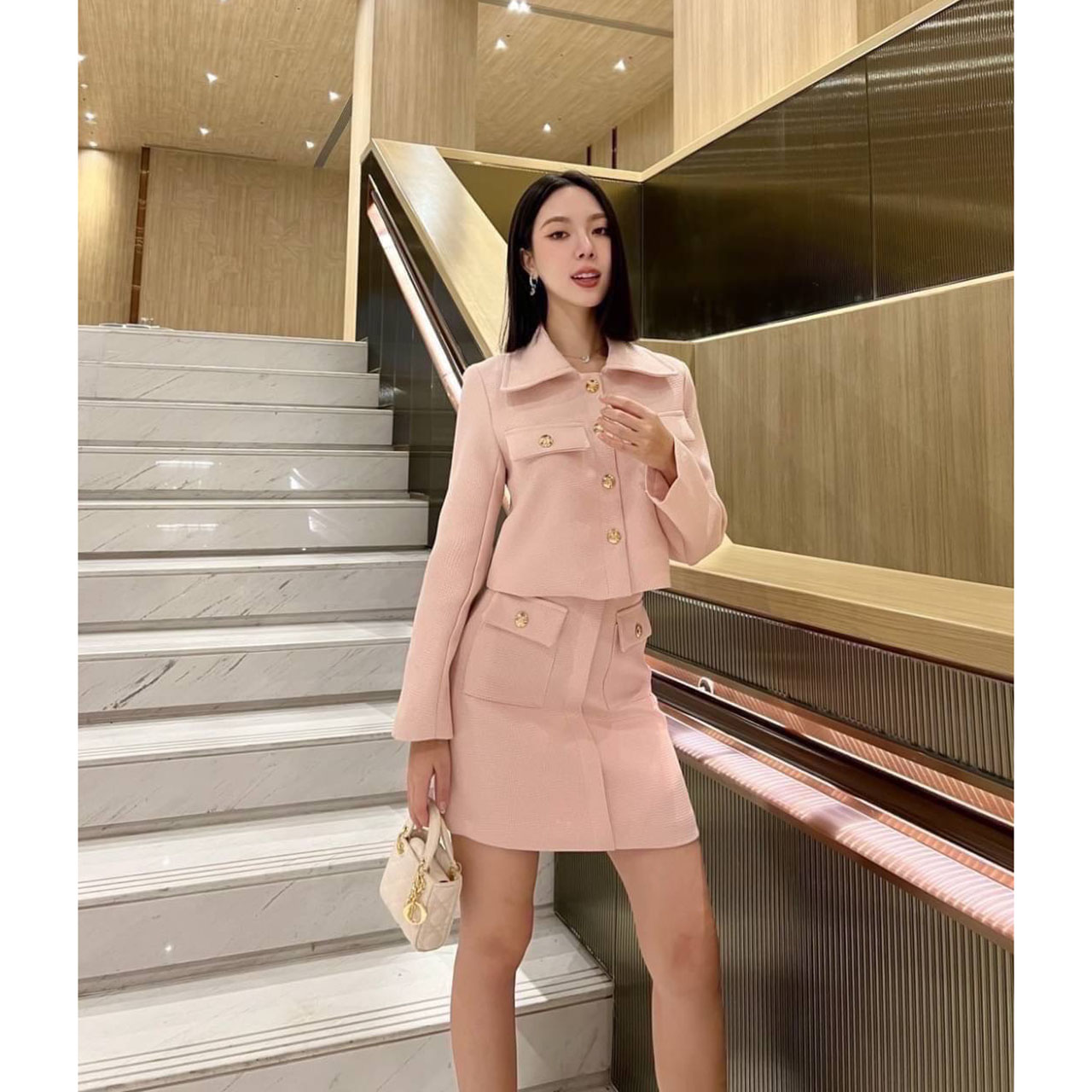 kudapy ชุดเซ็ทสีชมพู เสื้อแขนยาว+กระโปรง เสื้อสูทเป็นกระดุมจริงสีทอง แต่งกระเป๋าหลอก2ข้างสีสวย